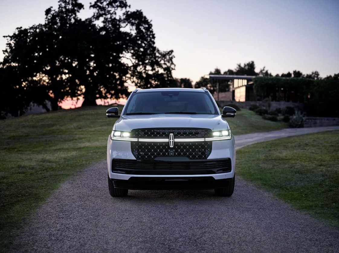 2025-Lincoln-Navigator-815-245.jpg