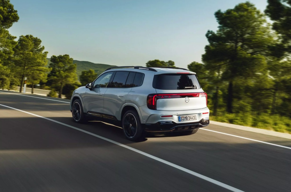 2026-Mercedes-Benz-GLB 2.jpg
