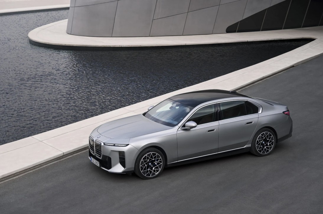 2027-BMW-7-Series-FL-0004_resize-2048x1366.jpg