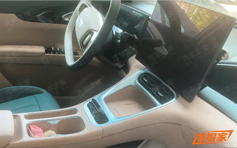 2027-Geely-Xingyuan-spyshot-2.jpg