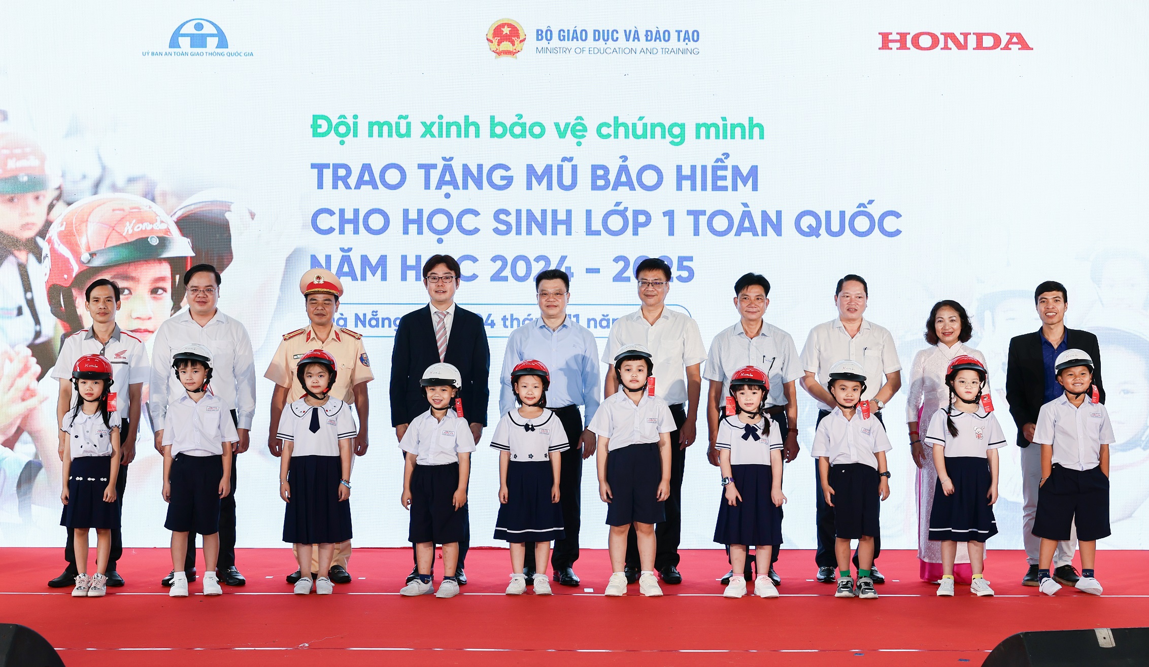 3. Các đại biểu trao tặng mũ bảo hiểm cho các em học sinh lớp Một trường Tiểu học Tiểu La (quậ...jpg