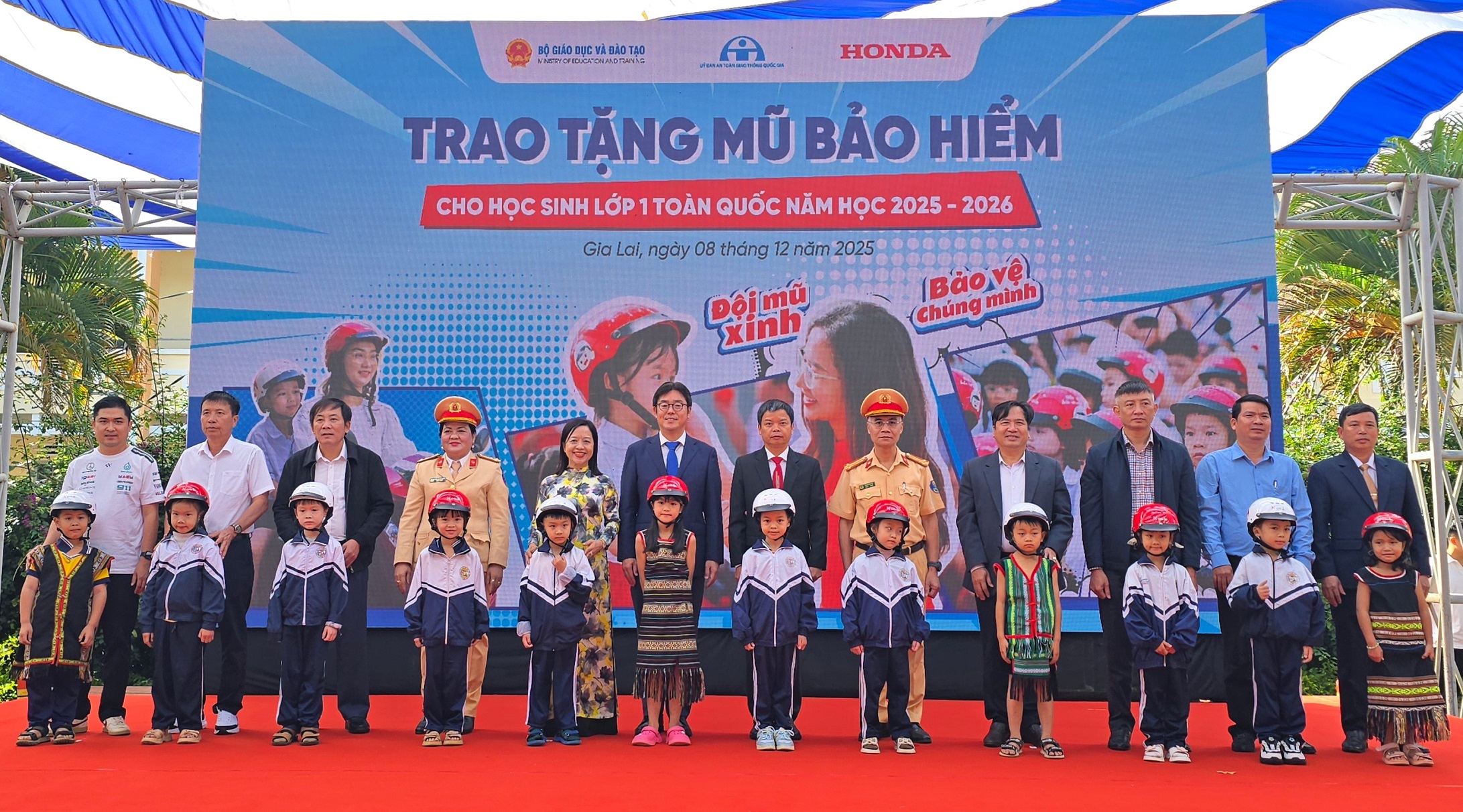 4.1. Các đại biểu trao tặng mũ bảo hiểm cho các em học sinh lớp Một trường Tiểu học Lê Quý Đôn.jpg