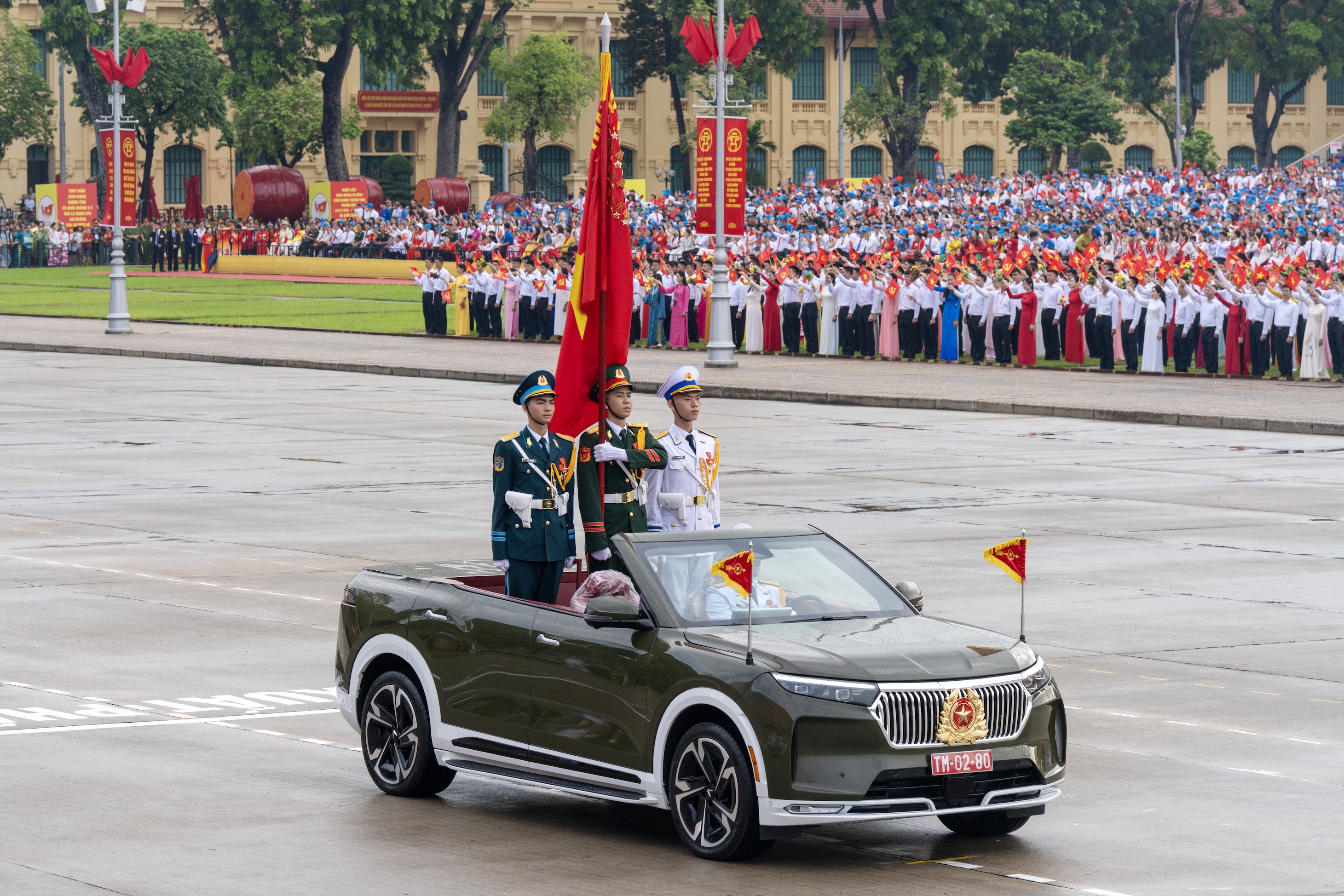 5. Xe Chỉ huy, Tổ Quân kỳ toàn quân 1.jpg