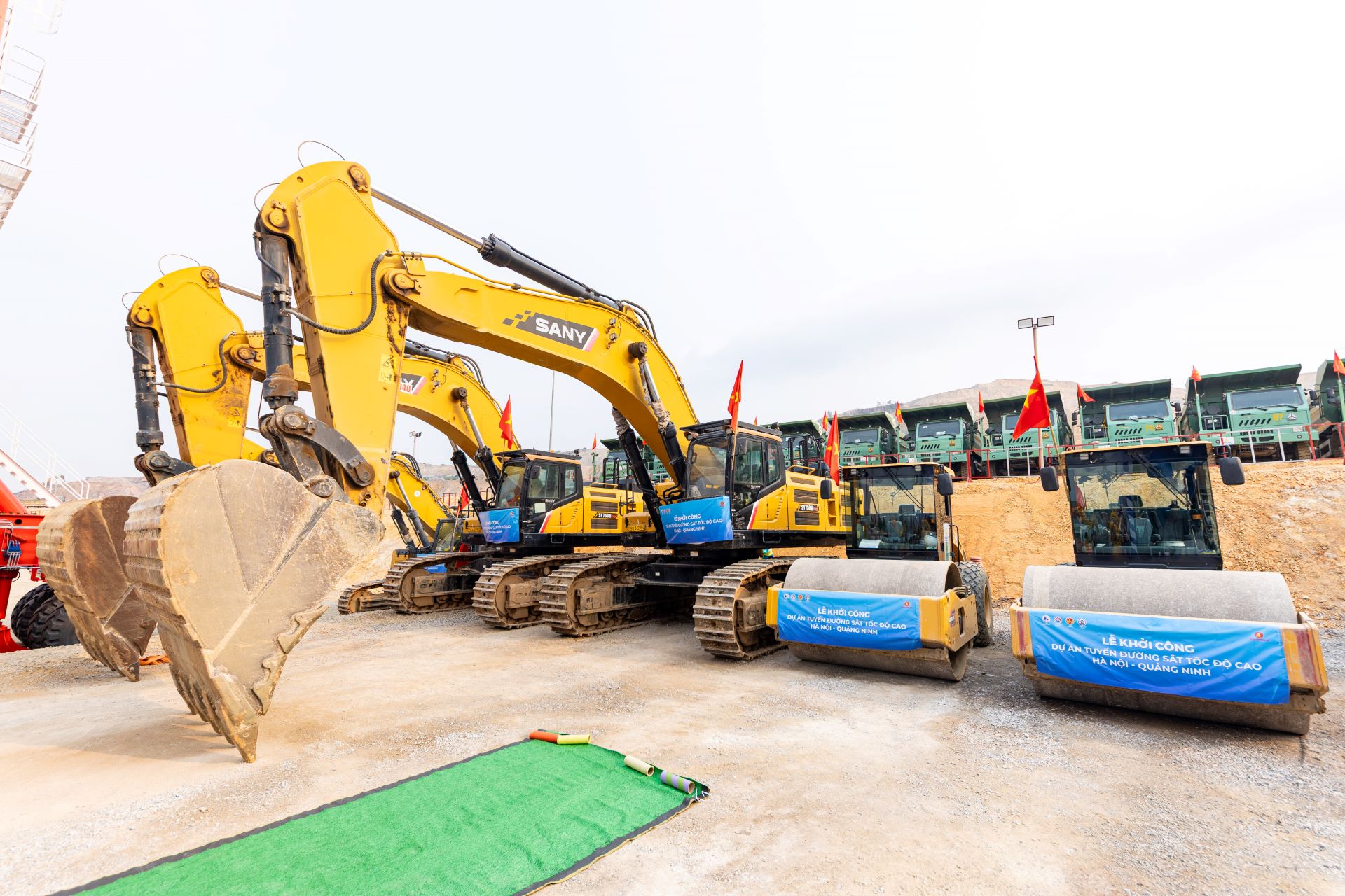 A7_ Máy móc sẵn sàng cho lễ khởi công tuyến đường sắt tốc độ cao Hà Nộ...jpg