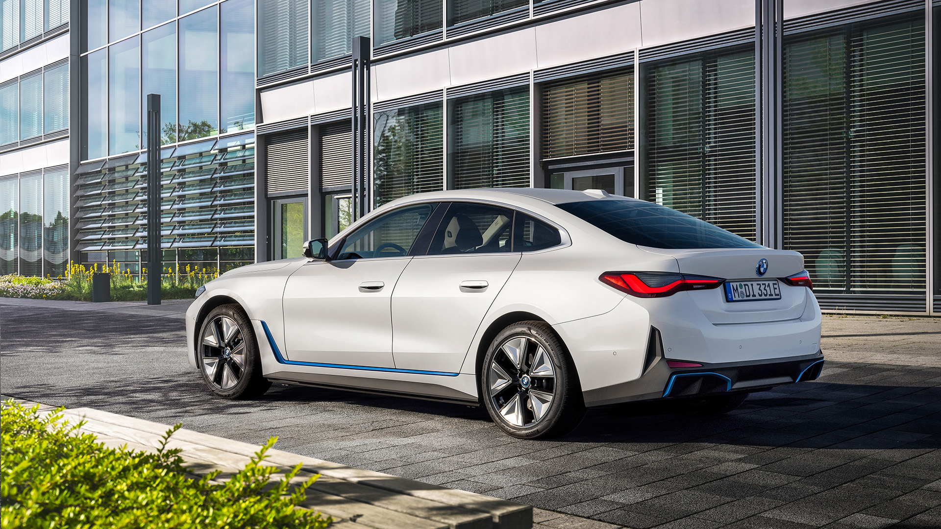 BMW i4 nhận ưu đãi lên đến 10% giá trị xe.jpg