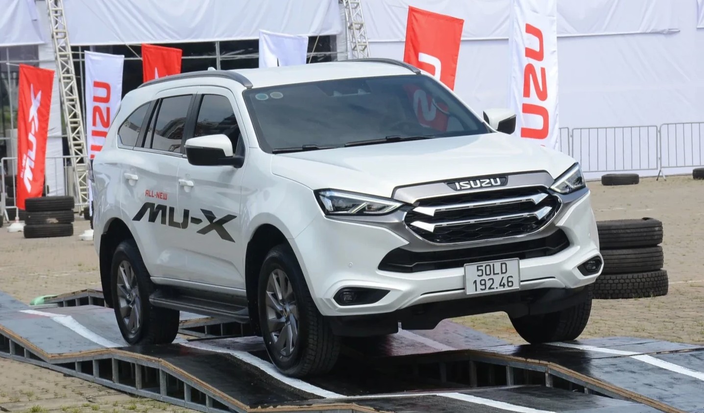 Isuzu mu-X.jpg