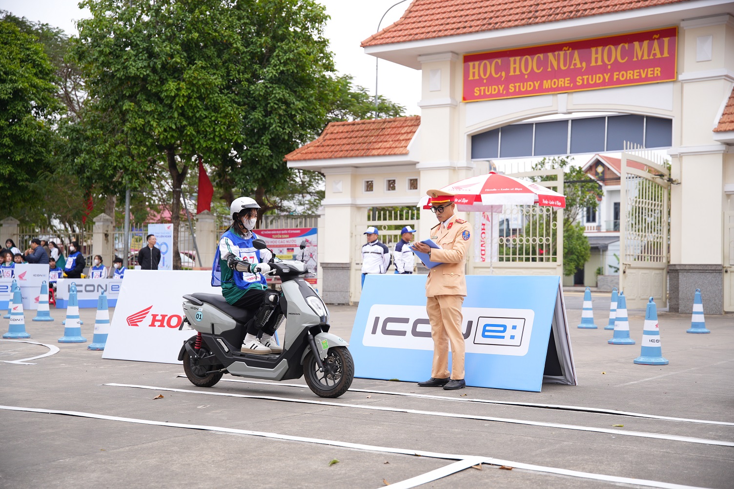 Kiểm tra kỹ năng lái xe gắn máy an toàn cho học sinh THPT.JPG