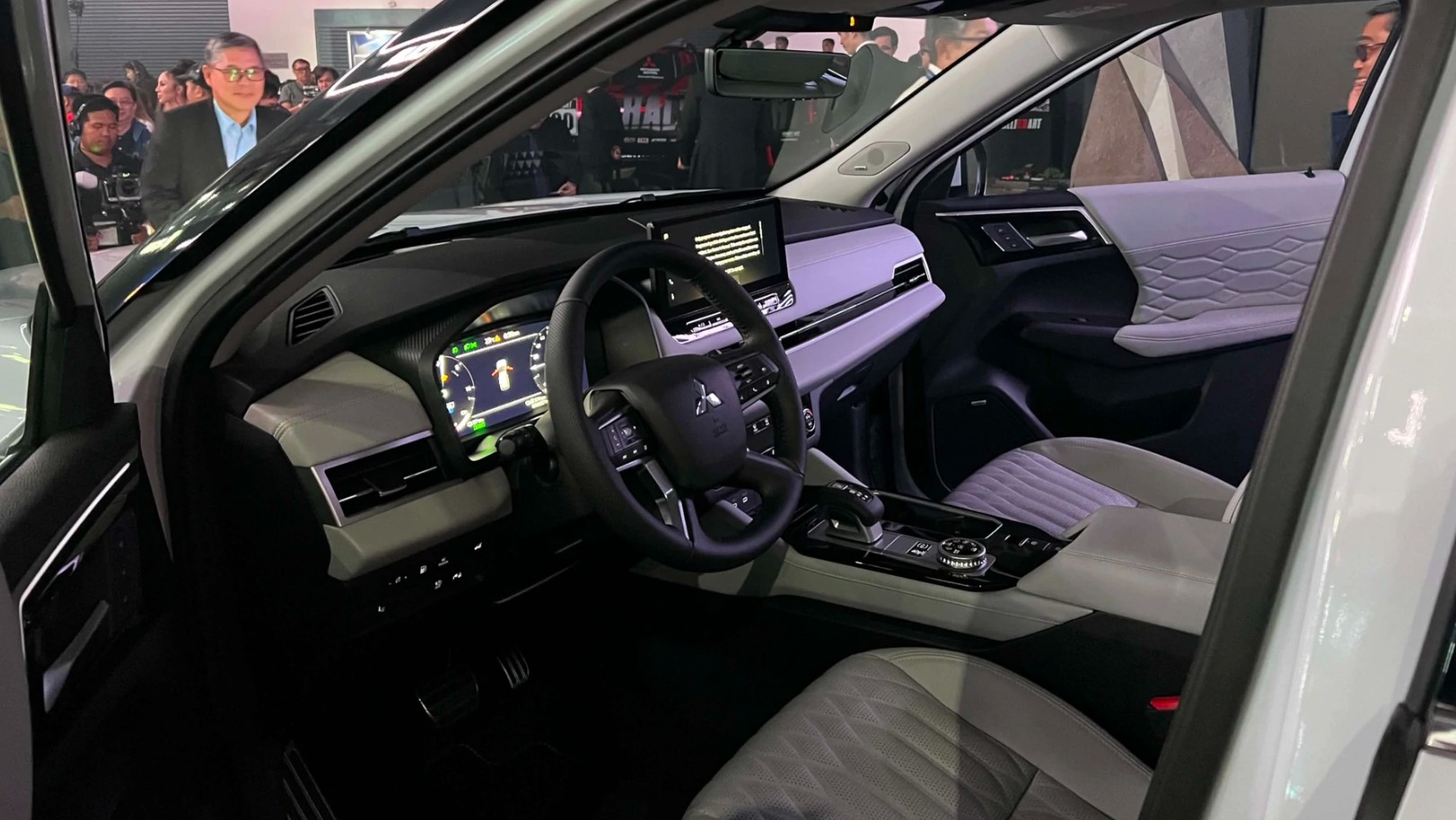 Mitsubishi Outlander PHEV 3.jpg