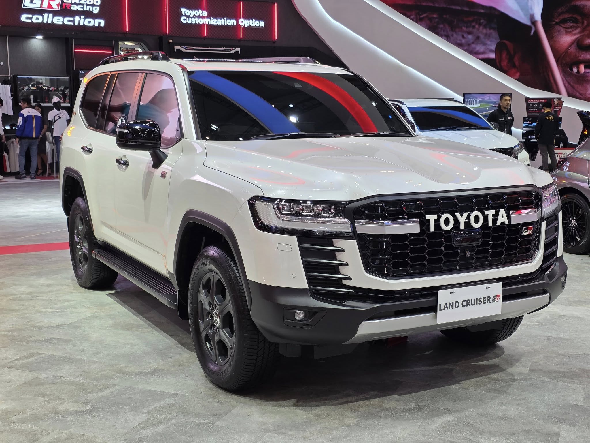 Toyota Land Cruiser 300 GR Sport 6.jpg