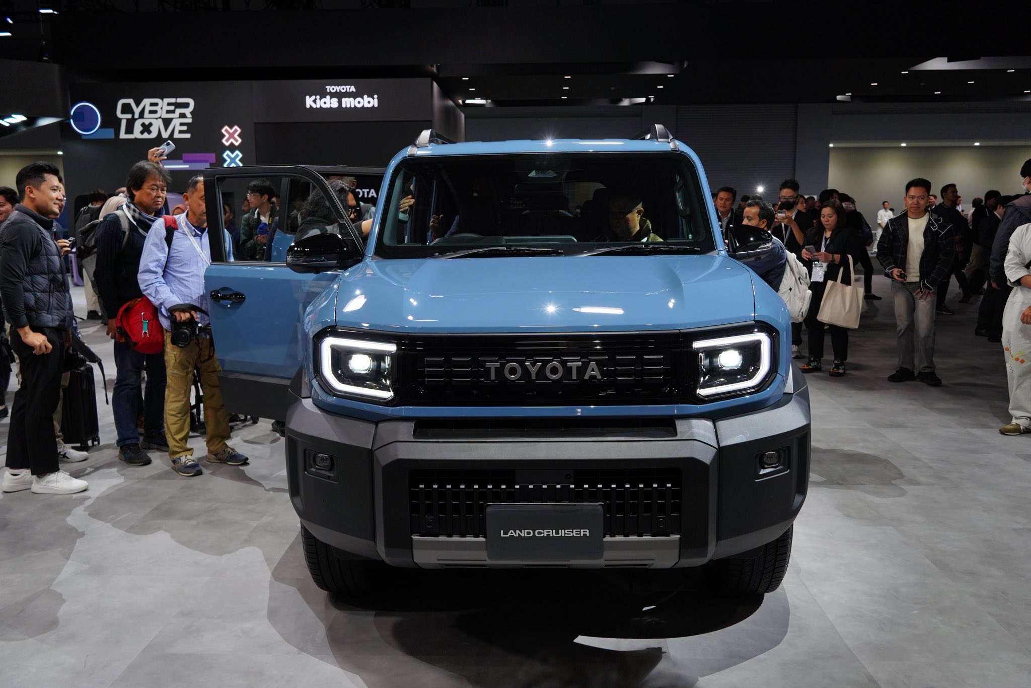 Toyota Land Cruiser FJ 7.jpg