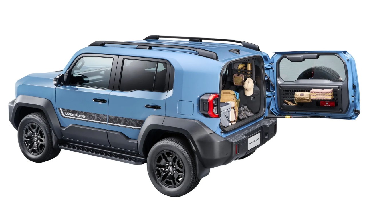 Toyota-Land-Cruiser-FJ-Japan-Accessories-3-2048x1537.jpg