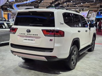 Toyota Land Cruiser 300 GR Sport 2.jpg