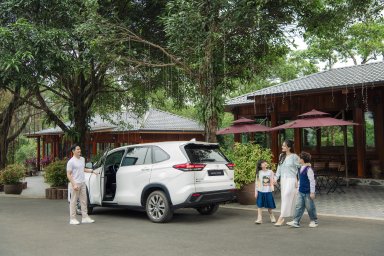 Toyota_Innova_Cross_Family_2.JPG