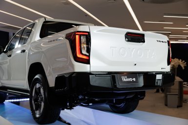 Toyota Hilux BEV 4.jpg