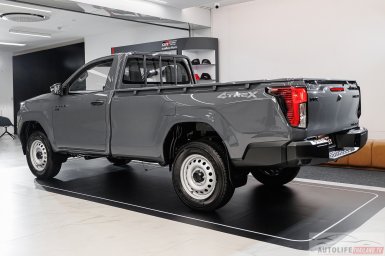 Toyota Hilux TRAVO Standard Cab 2.jpg
