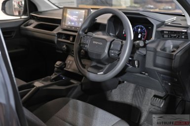 Toyota Hilux TRAVO Standard Cab 15.jpg