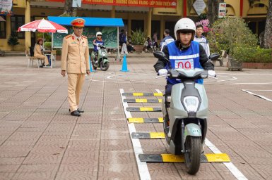 6. Học sinh thực hành kỹ năng lái xe gắn máy an toàn dưới sự hướng dẫn của CSGT.JPG.jpg