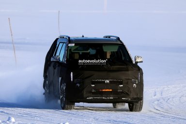 facelifted-2027-hyundai-santa-fe-spied-rocking-new-infotainment-system_2.jpg