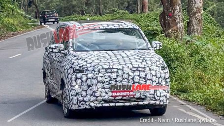 2027-toyota-innova-hycross-facelift-spied-front-new-design-rear-5-1068x601.jpeg